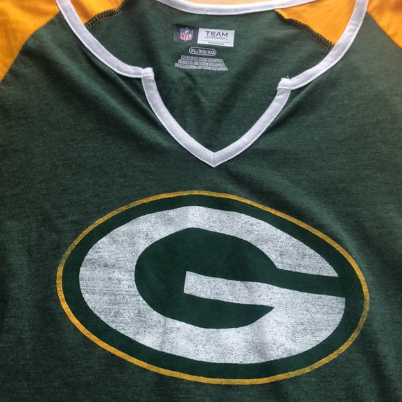 Woman’s Green Bay Packer Shirt - Picture 2 of 3